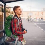 Męzczyzna czekajacy na busa